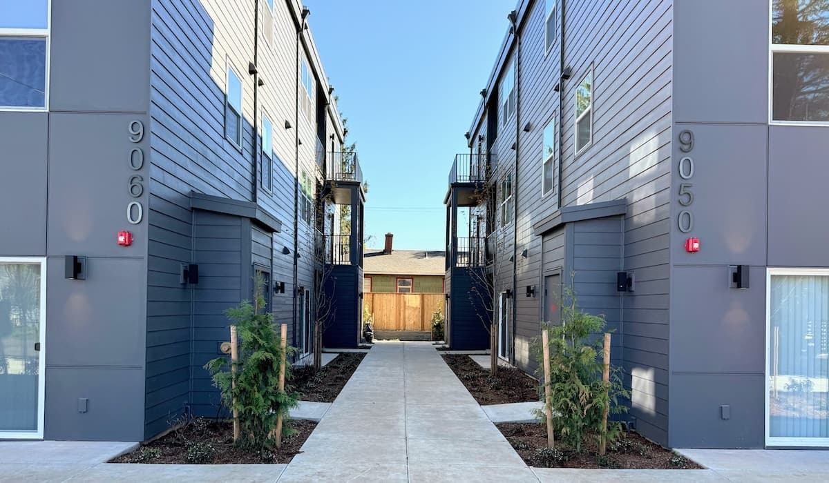 Hoyt Manor Now Leasing